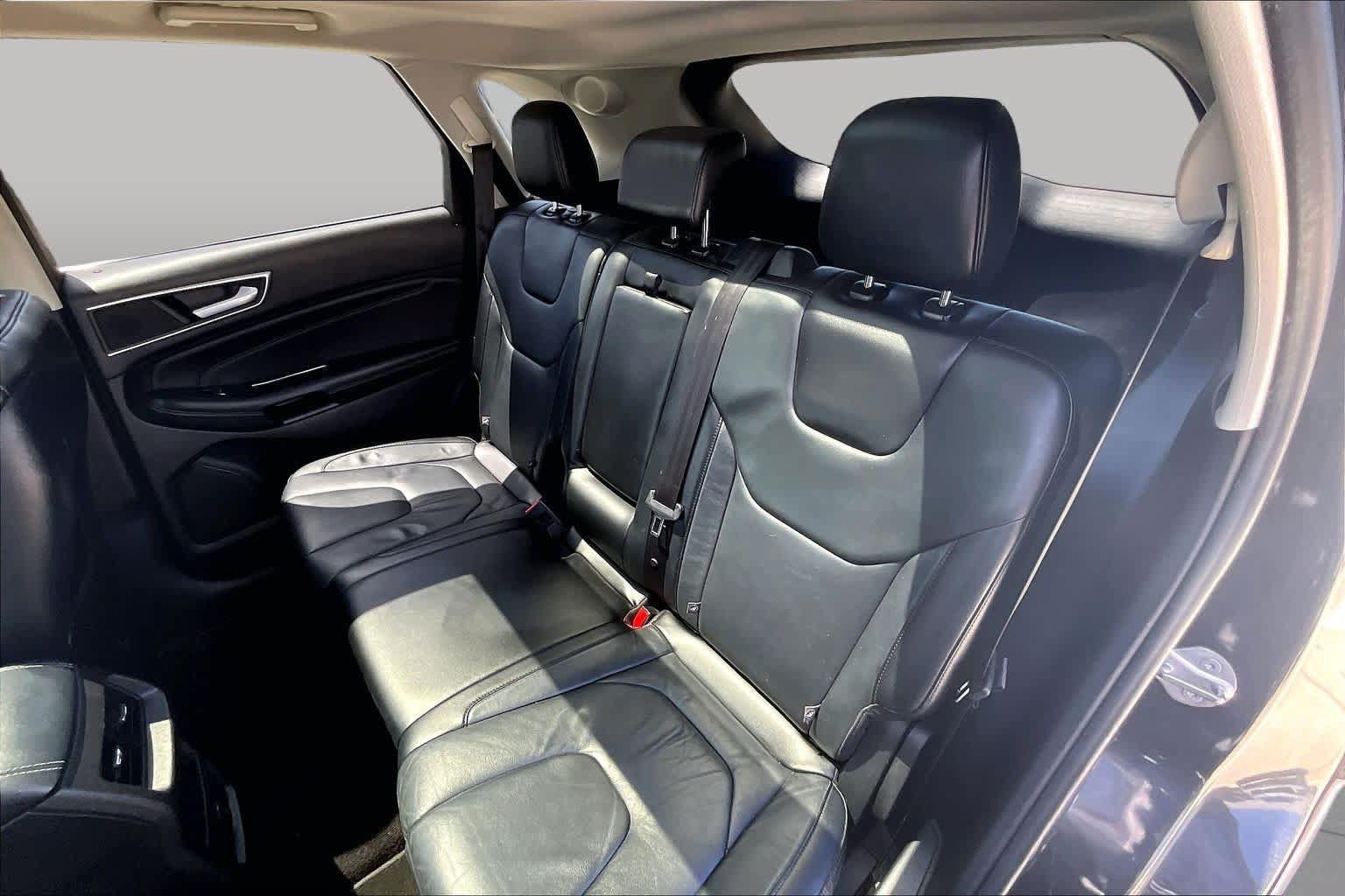 Used 2016 Ford Edge Titanium FWD image 18