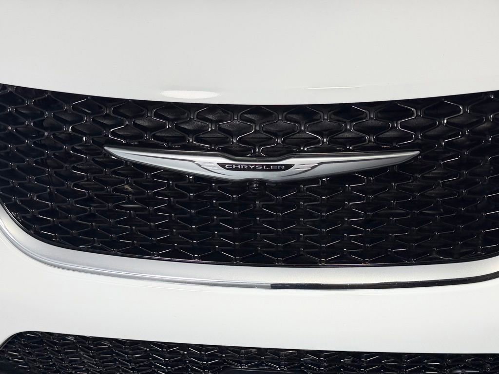 Used 2025 Chrysler Pacifica Select FWD image 15