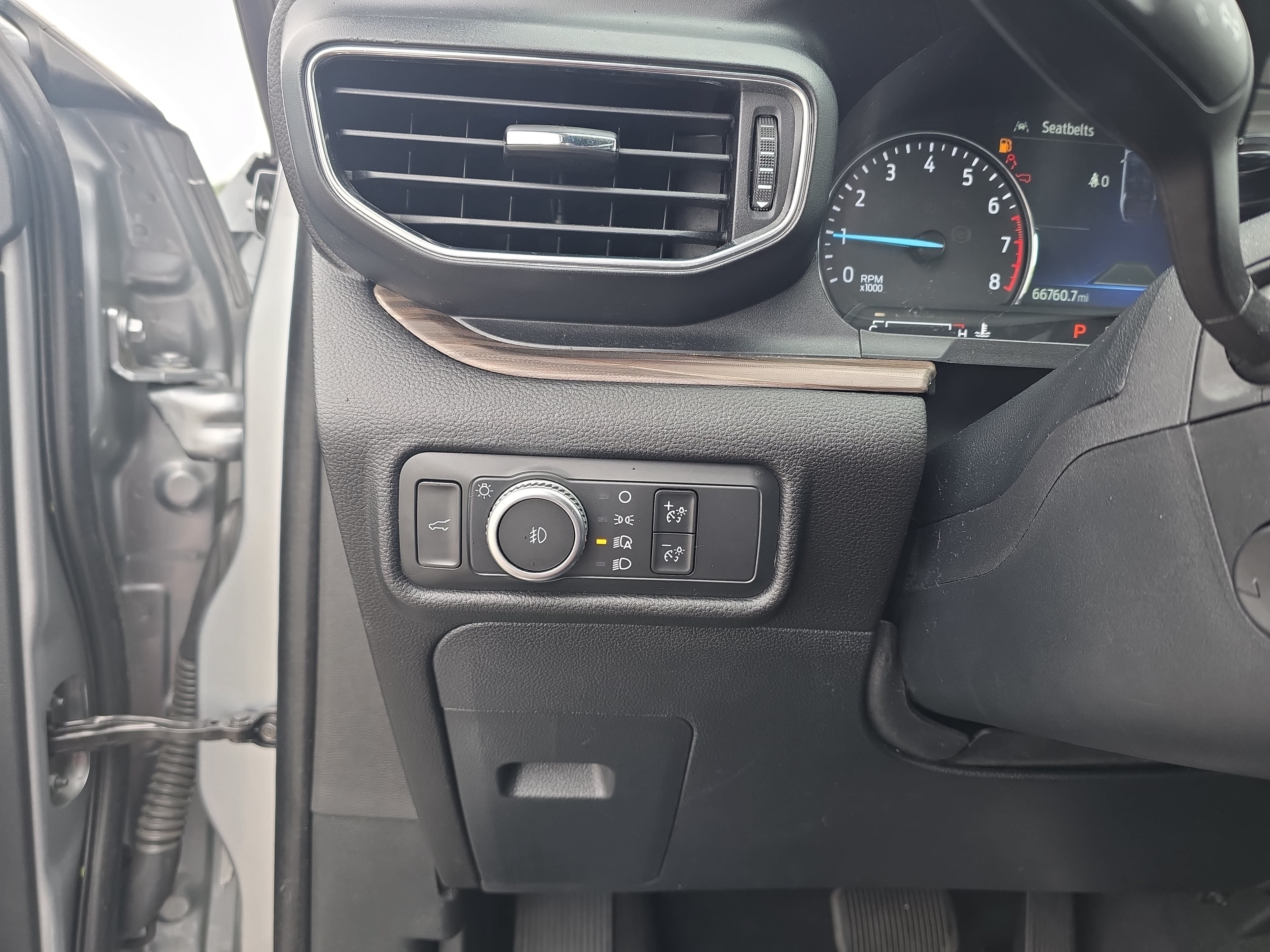 Used 2022 Ford Explorer Limited w/ Equipment Group 301A AWD/4WD image 28
