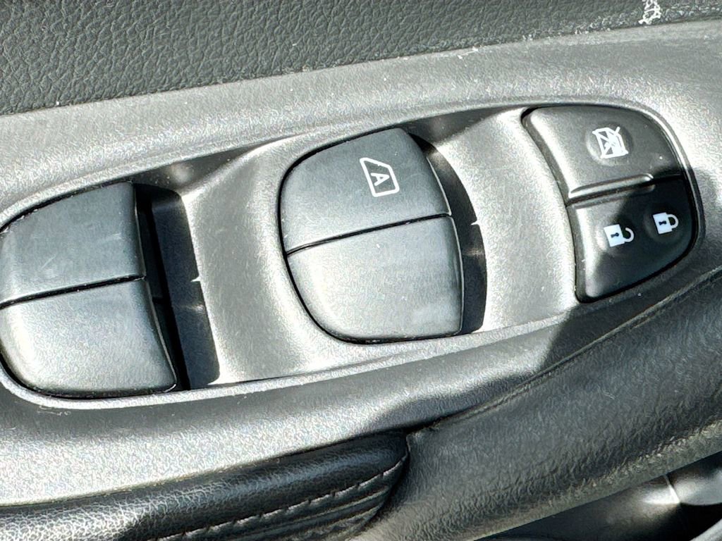 Used 2019 Nissan Rogue SV w/ Premium Package image 13