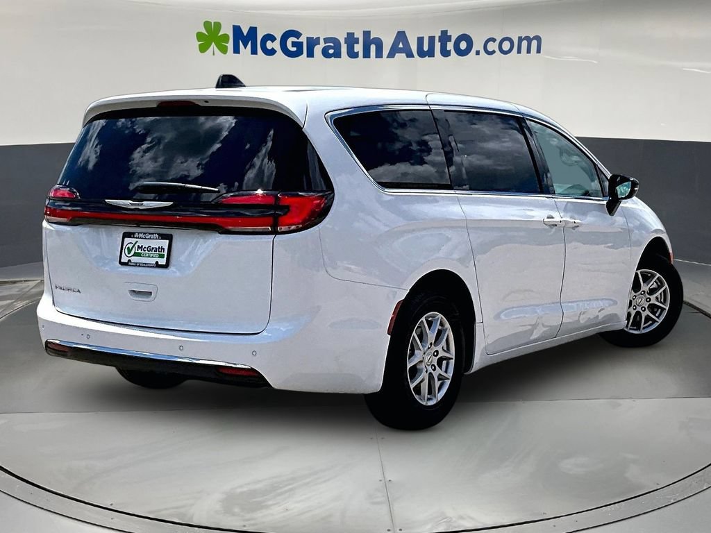 Used 2024 Chrysler Pacifica Touring-L FWD image 7