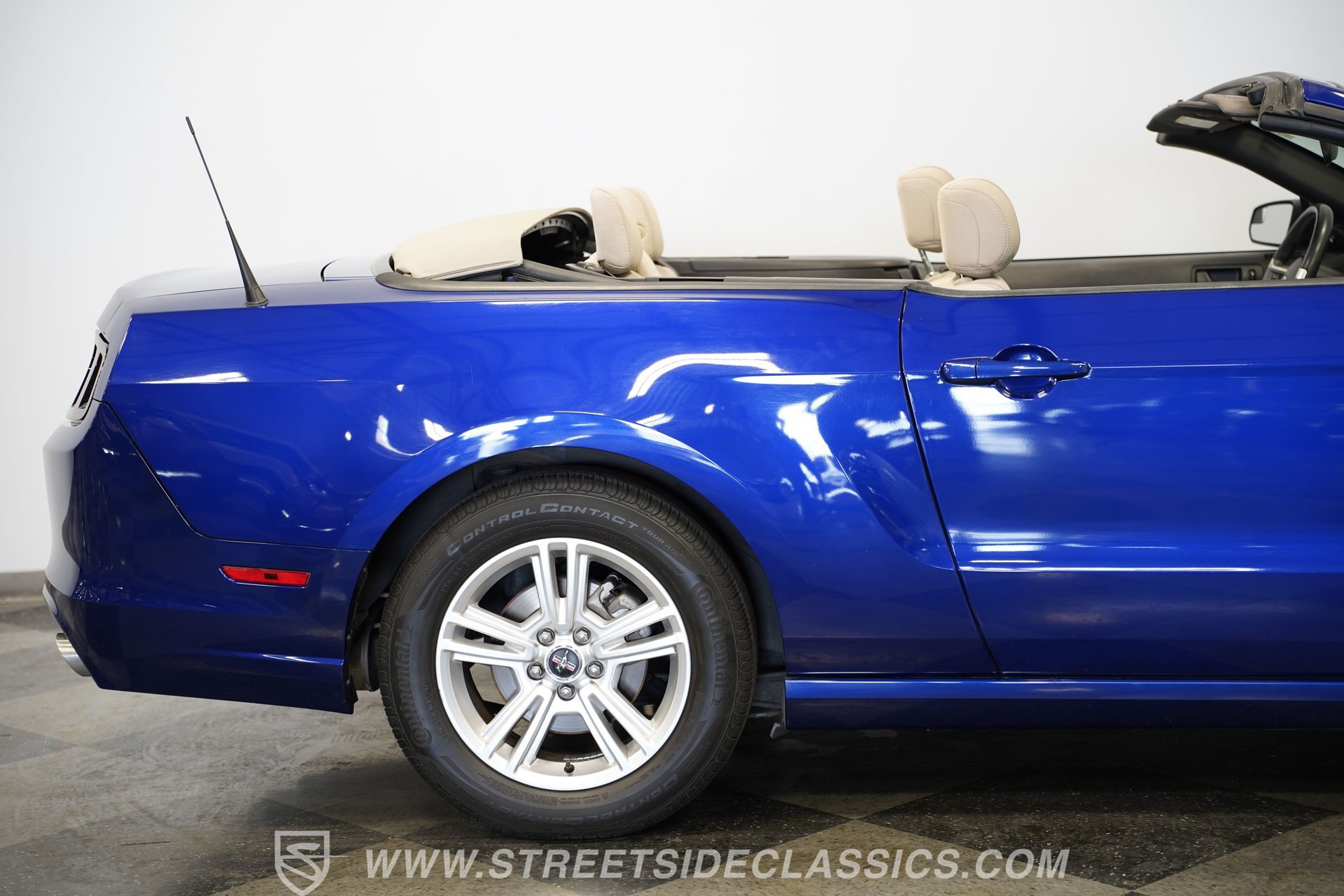 Used 2014 Ford Mustang Convertible RWD image 33