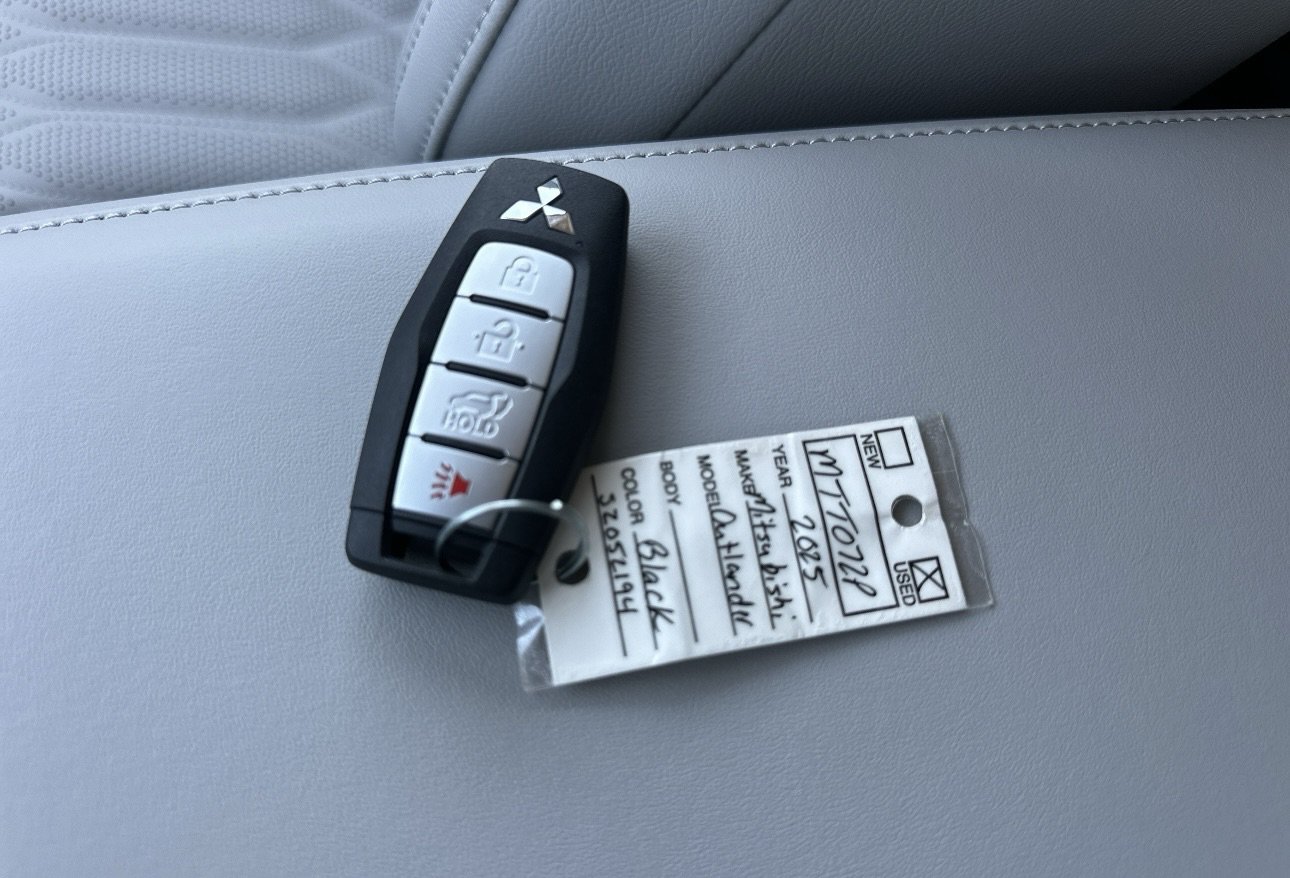 Used 2025 Mitsubishi Outlander AWD image 20