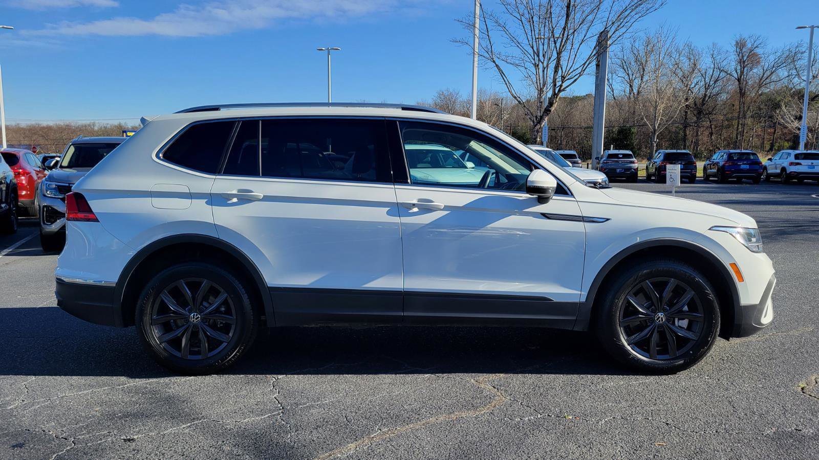 Certified 2024 Volkswagen Tiguan SE image 6