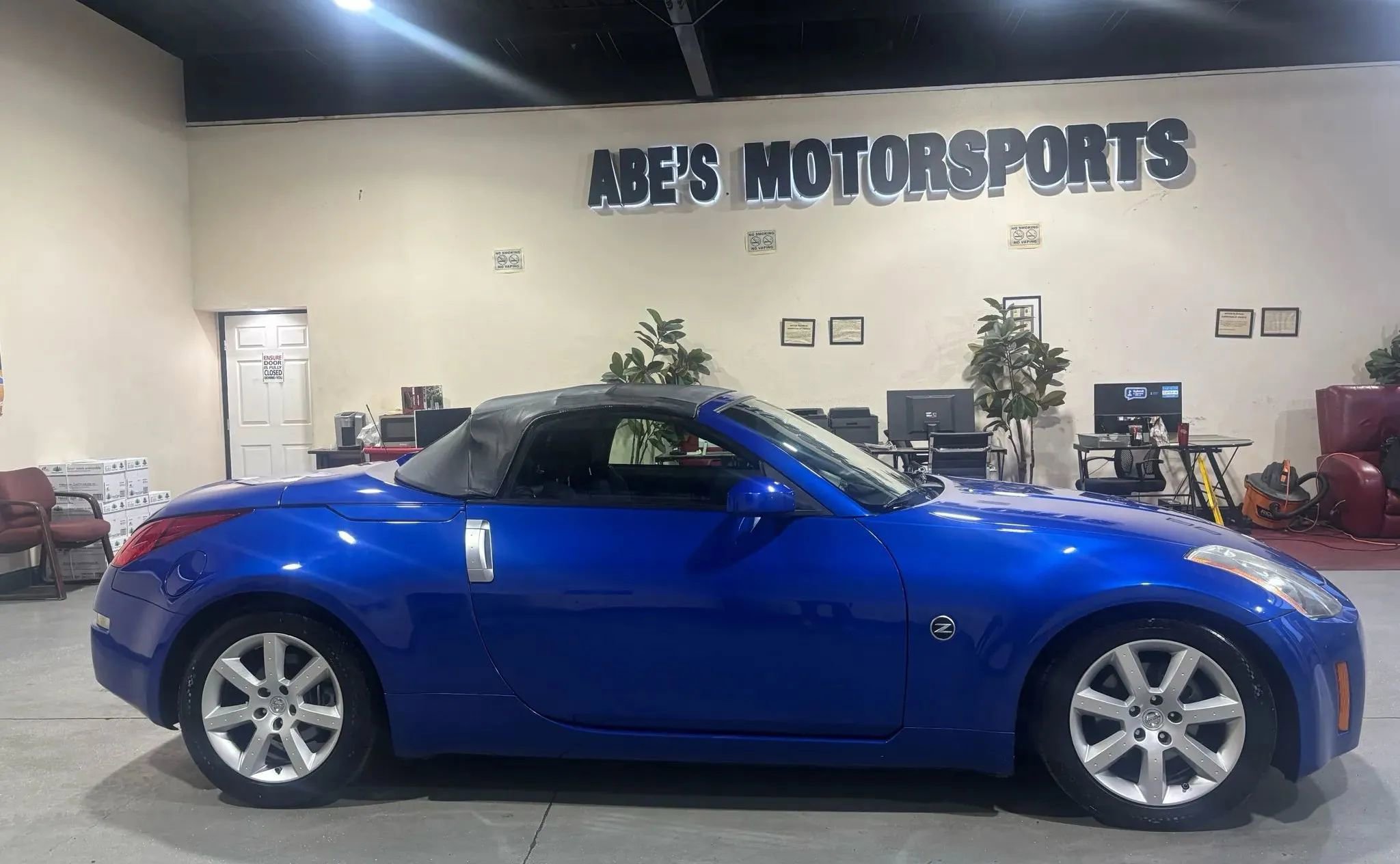 Used 2005 Nissan 350Z Enthusiast w/ (S02) Side Air Bags Pkg image 4