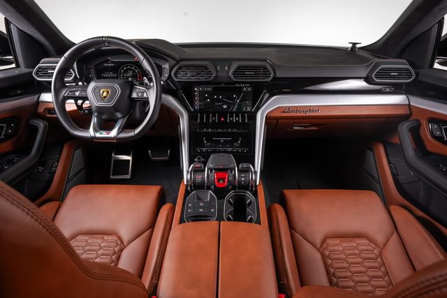 Used 2022 Lamborghini Urus AWD/4WD image 36