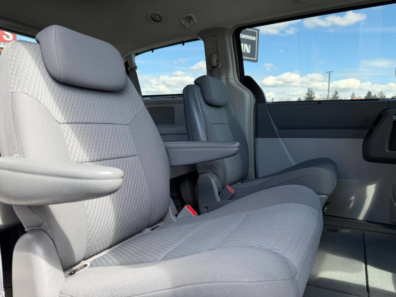 Used 2010 Chrysler Town & Country Touring w/ Entertainment Group #2 image 16