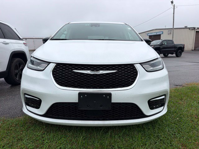 Used 2024 Chrysler Pacifica Touring-L FWD image 2