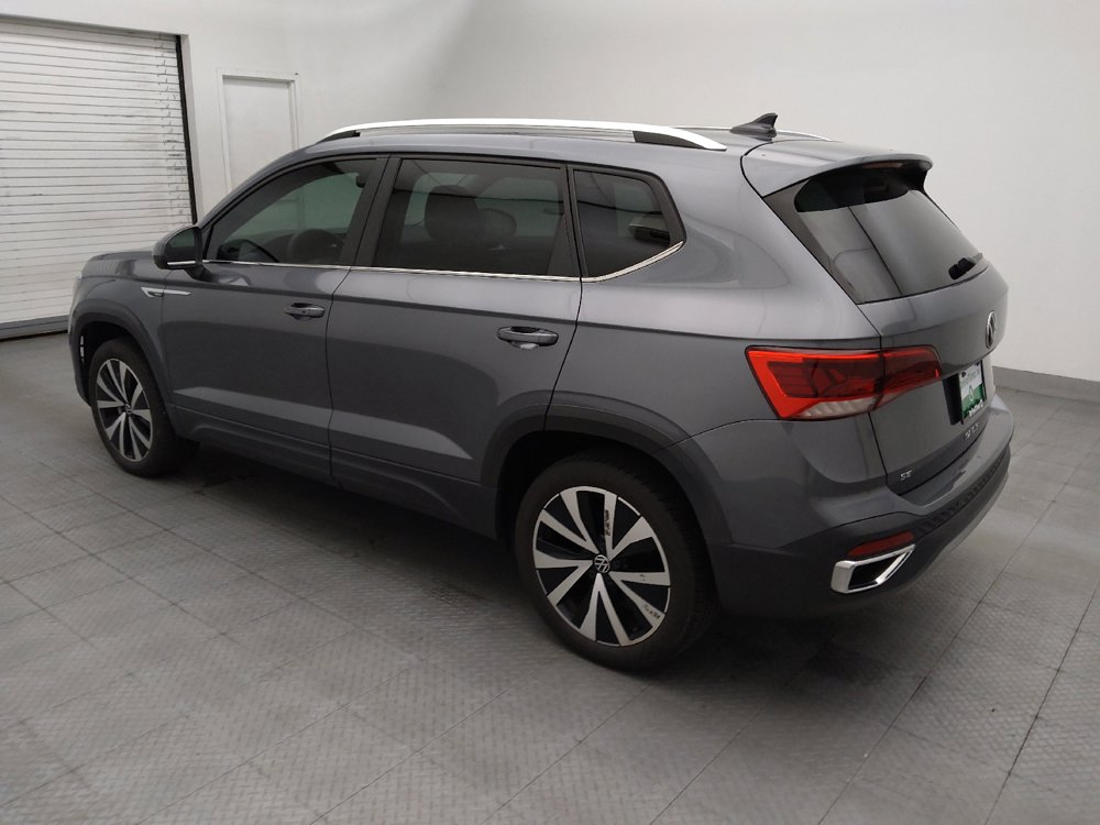 Used 2023 Volkswagen Taos SE w/ Panoramic Sunroof Package FWD image 3