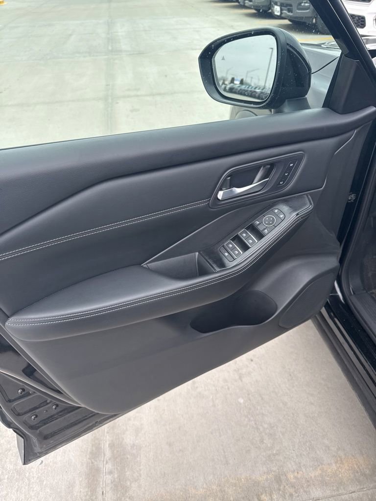 Used 2024 Nissan Rogue SL w/ SL Premium Package image 40