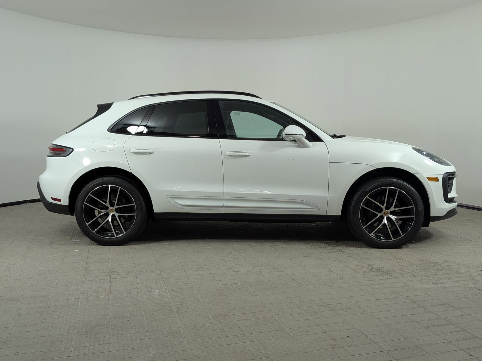 Certified 2025 Porsche Macan AWD/4WD image 8