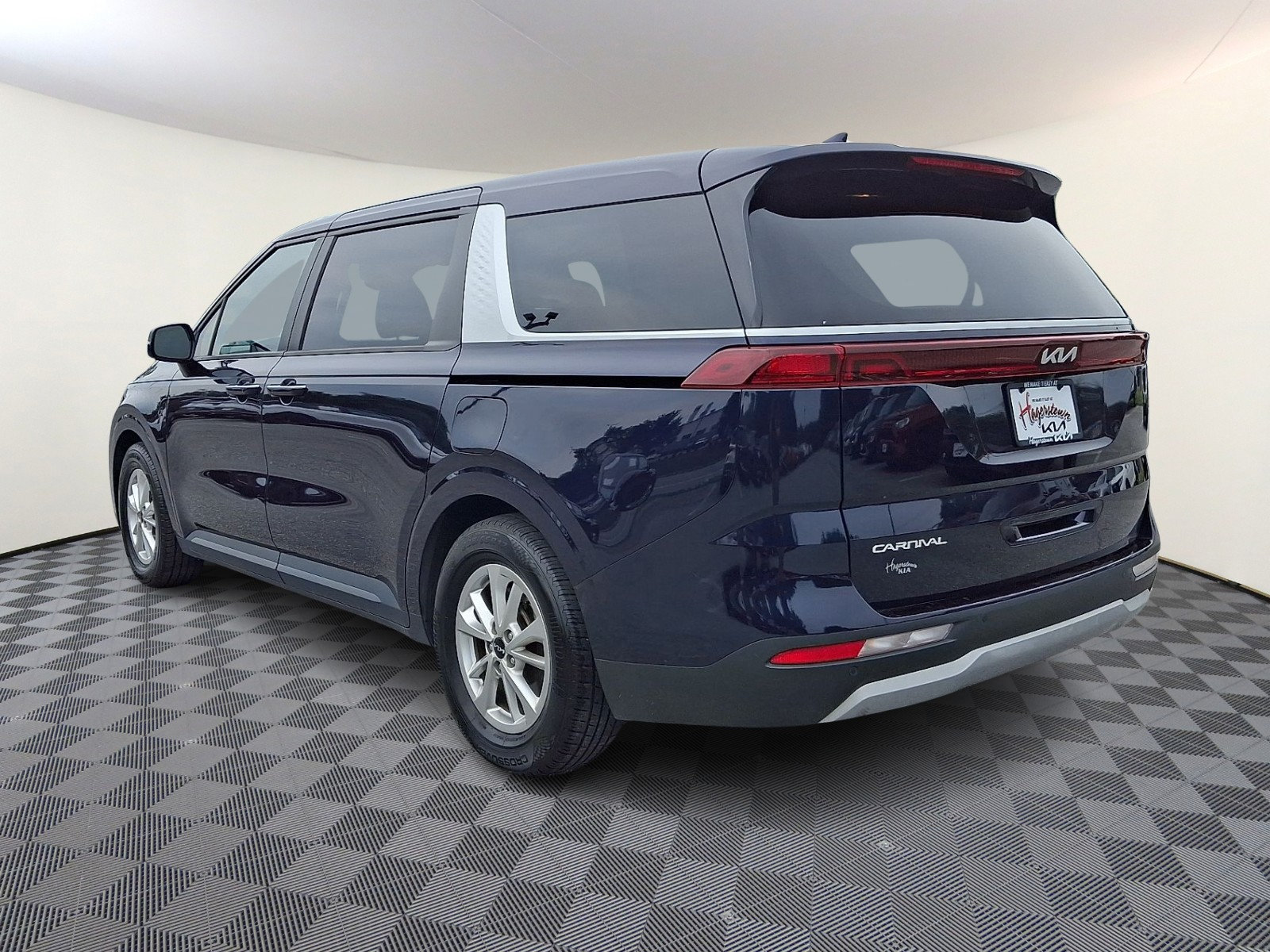 Used 2023 Kia Carnival LX FWD image 4