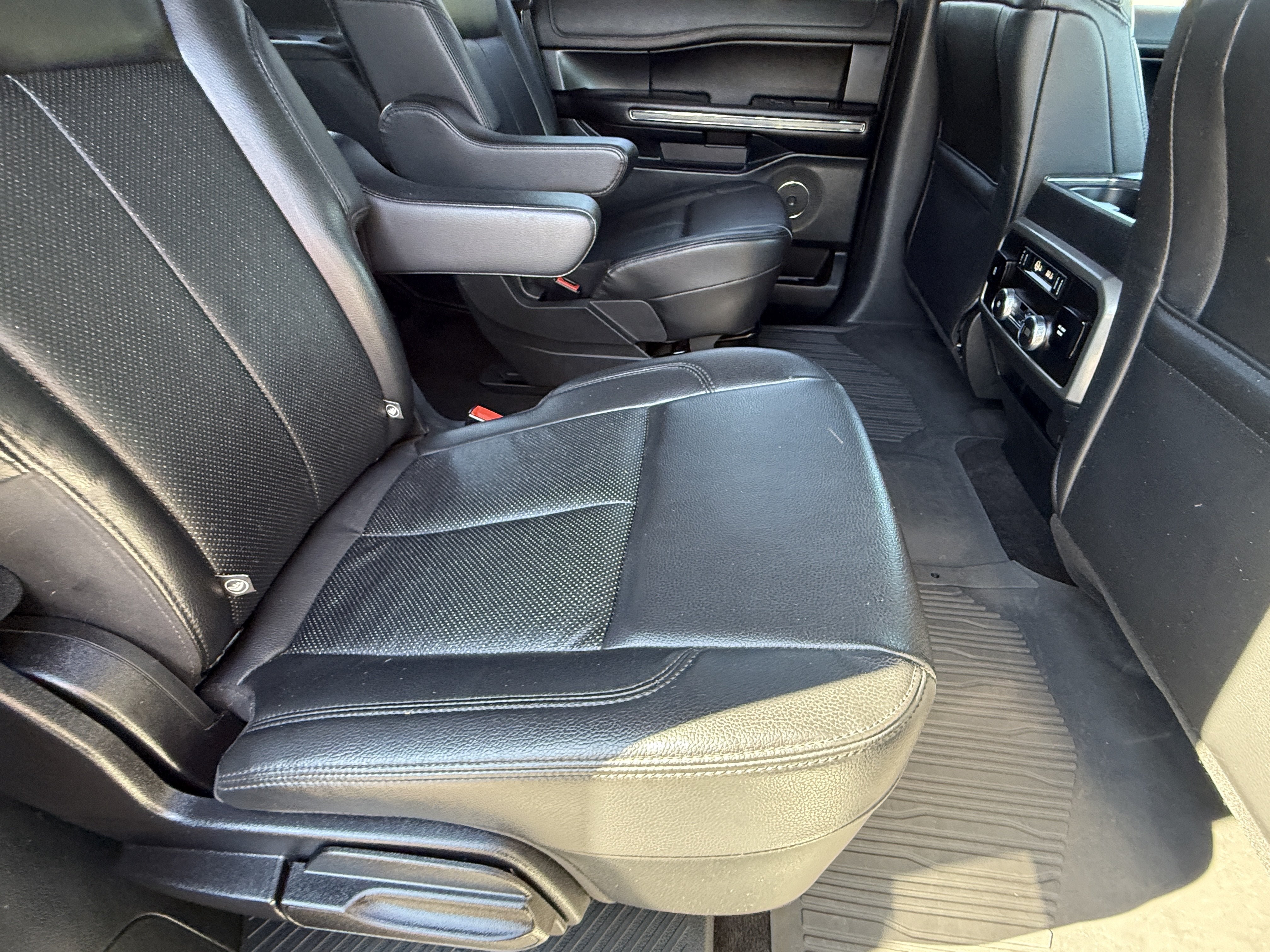 Used 2020 Ford Expedition XLT w/ Equipment Group 202A AWD/4WD image 15