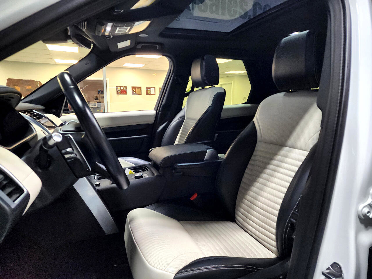 Used 2022 Land Rover Discovery S R-Dynamic image 15