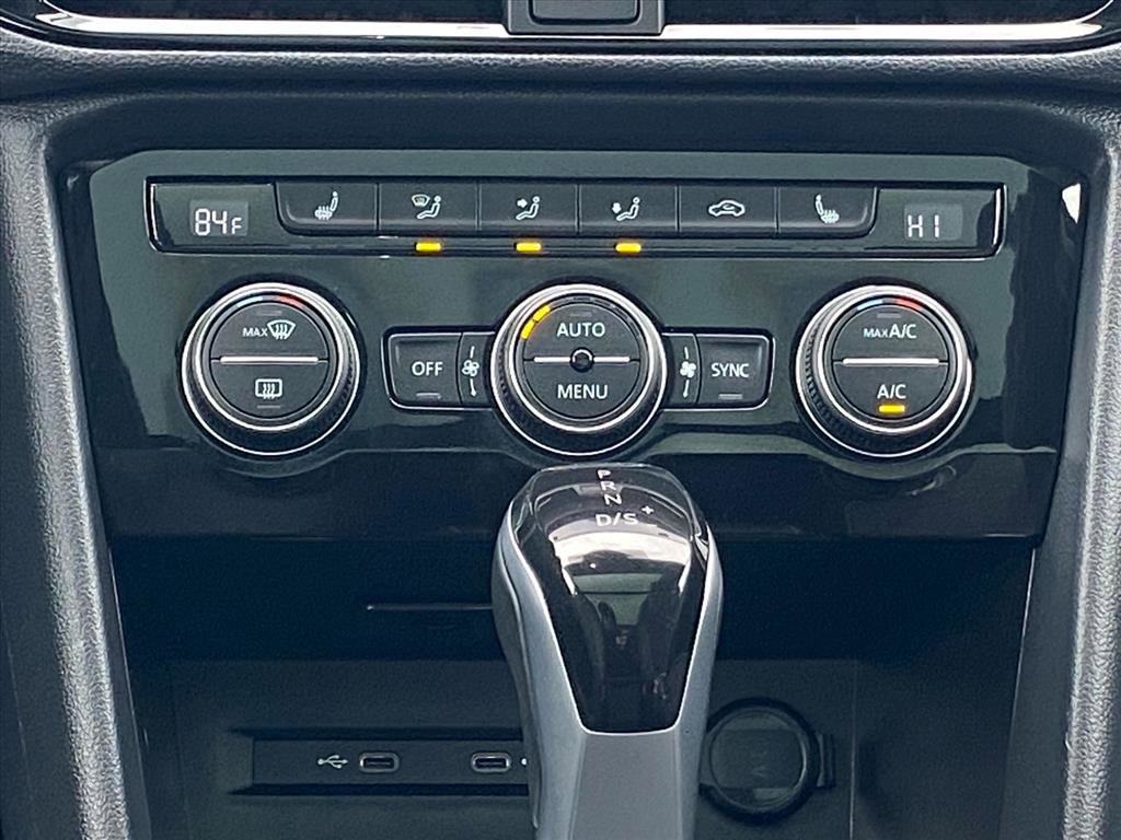 Used 2024 Volkswagen Taos SE w/ Panoramic Sunroof Package image 11