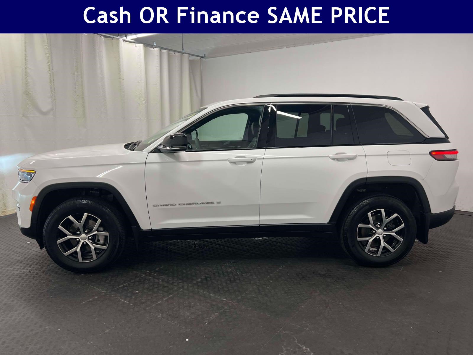 Used 2025 Jeep Grand Cherokee Limited w/ MOPAR Finishing Package AWD/4WD image 12