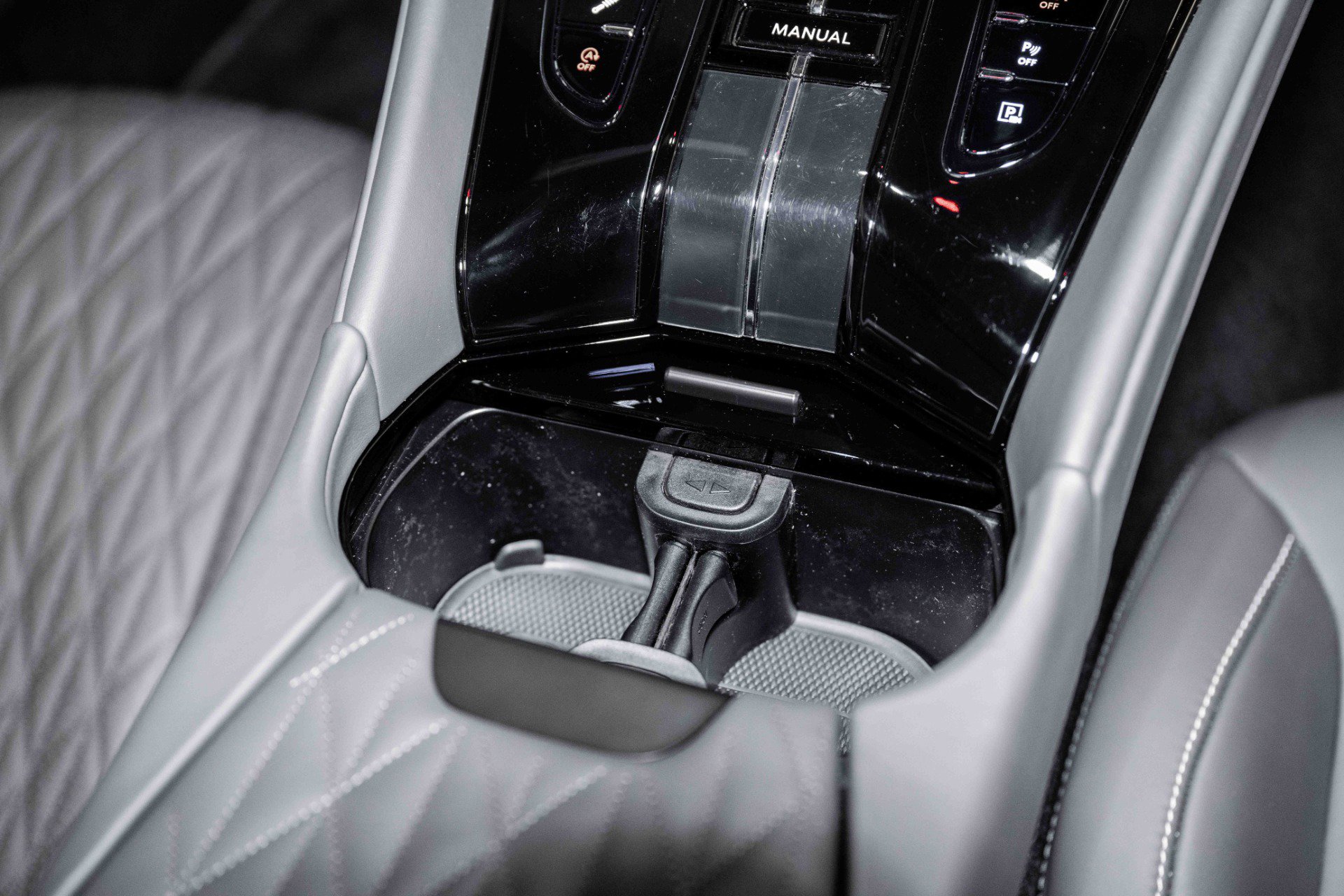 Used 2024 Aston Martin DB12 Coupe image 29