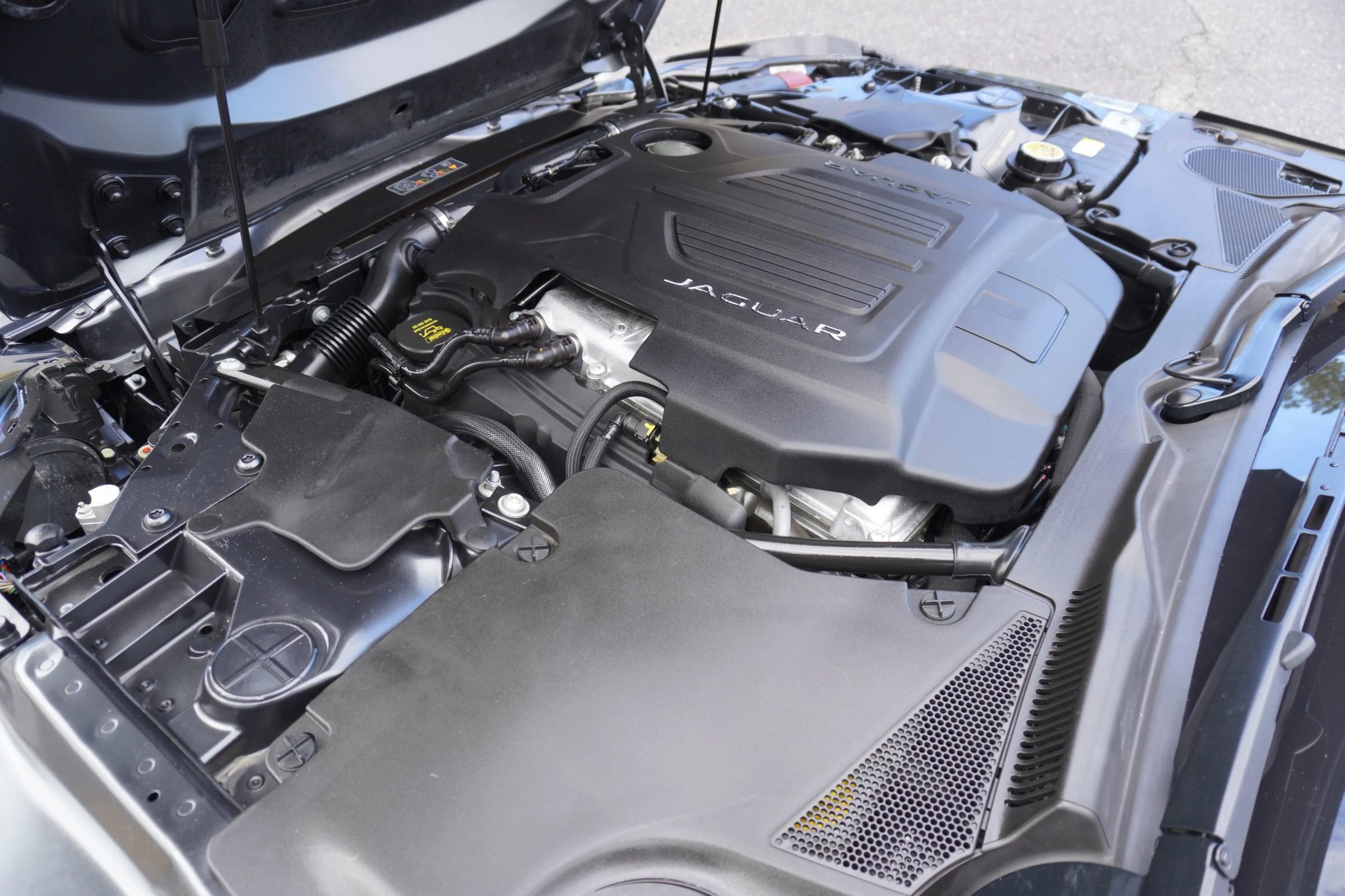 Used 2017 Jaguar F-TYPE R image 36