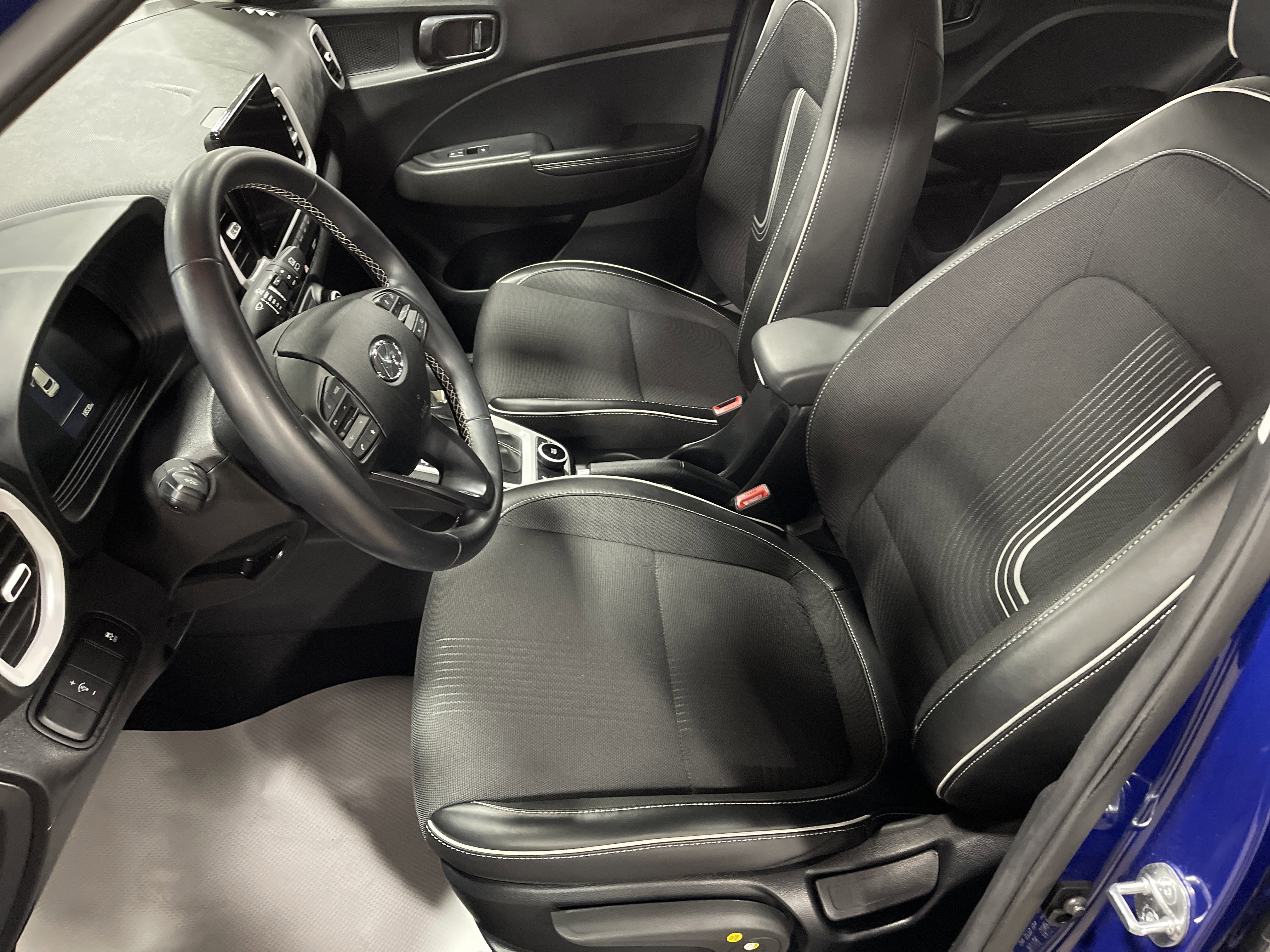 Used 2023 Hyundai Venue Limited image 8