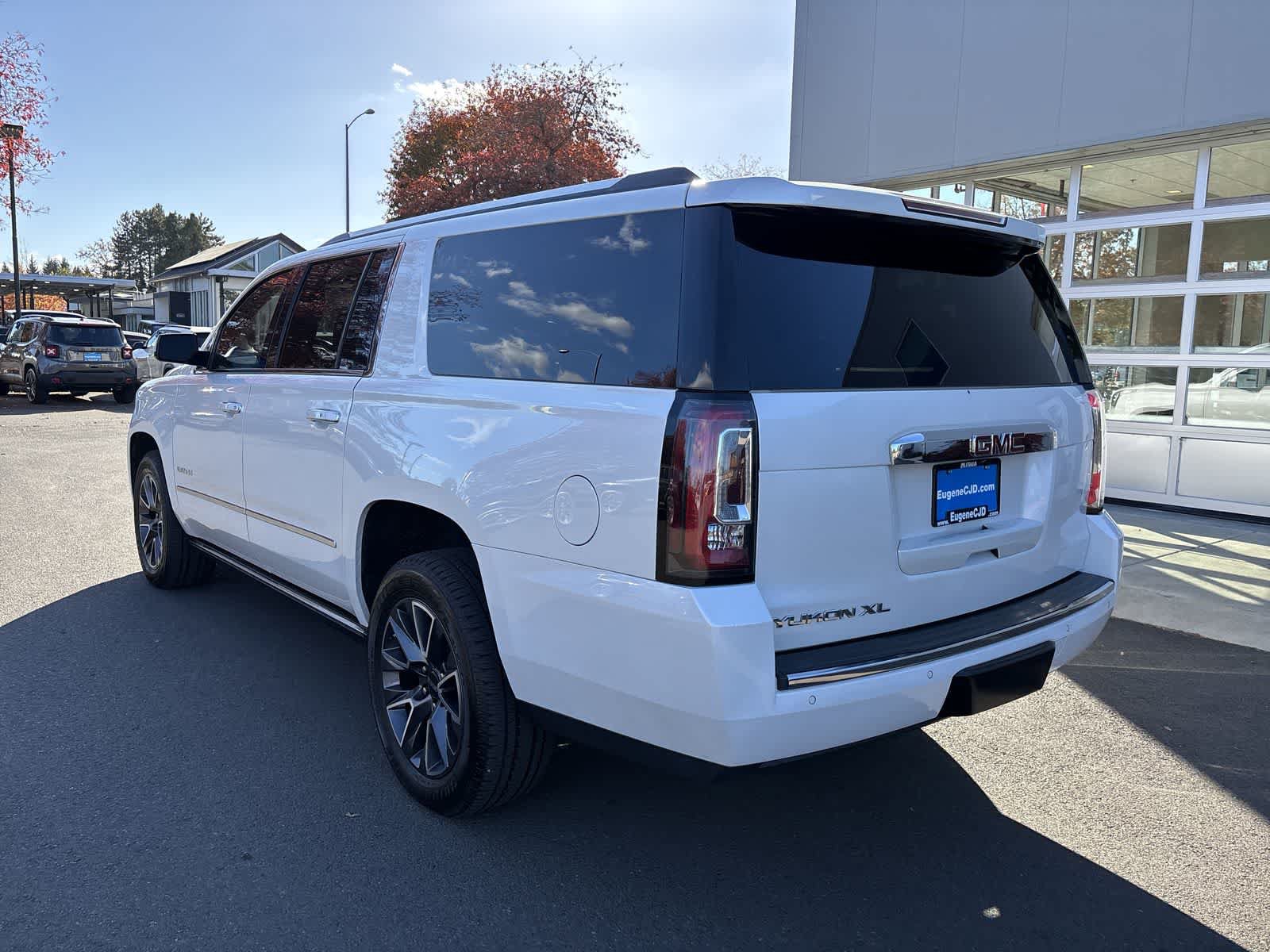 Used 2020 GMC Yukon XL Denali w/ Denali Premium Package AWD/4WD image 3