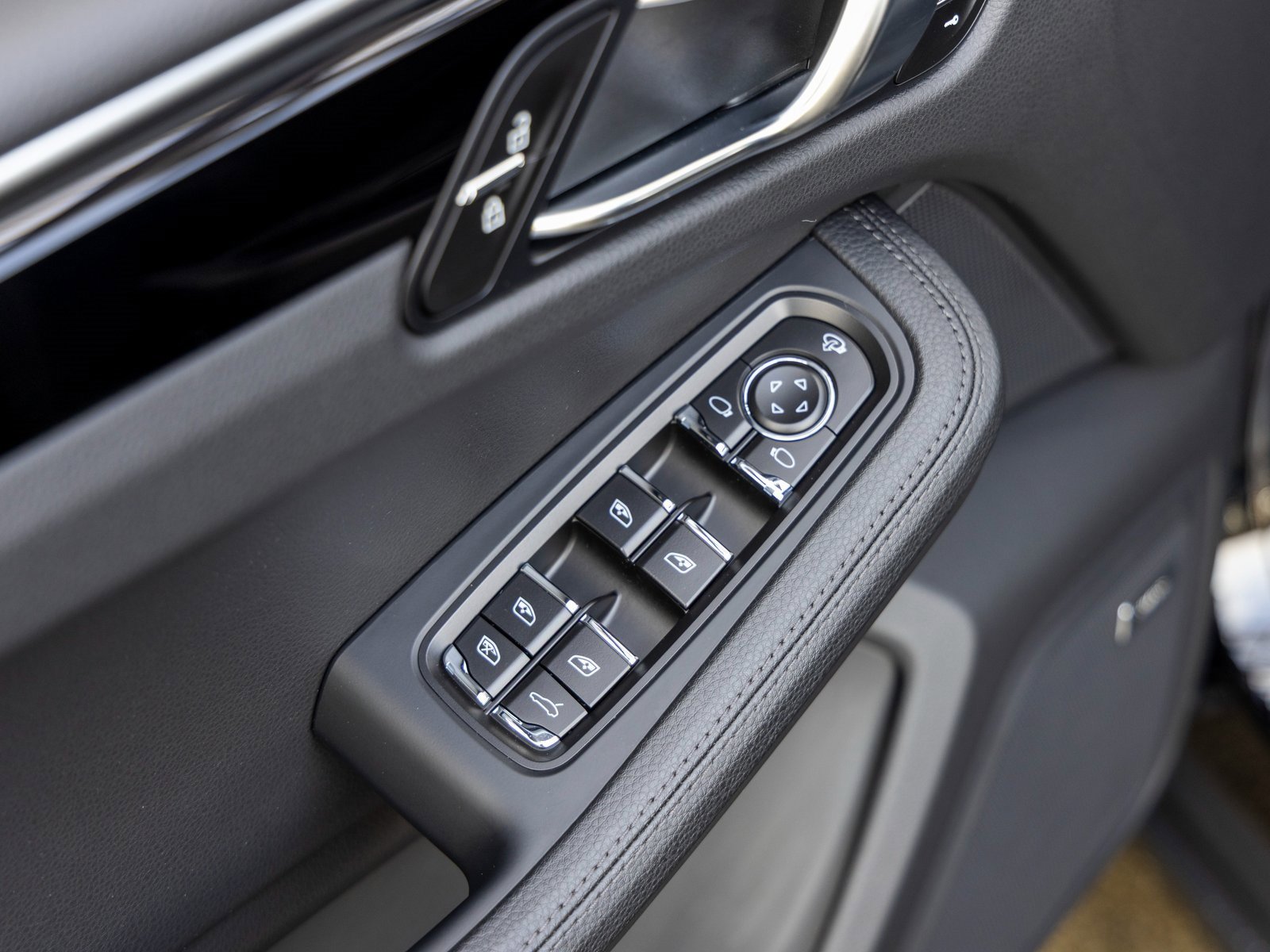 Certified 2025 Porsche Macan image 25