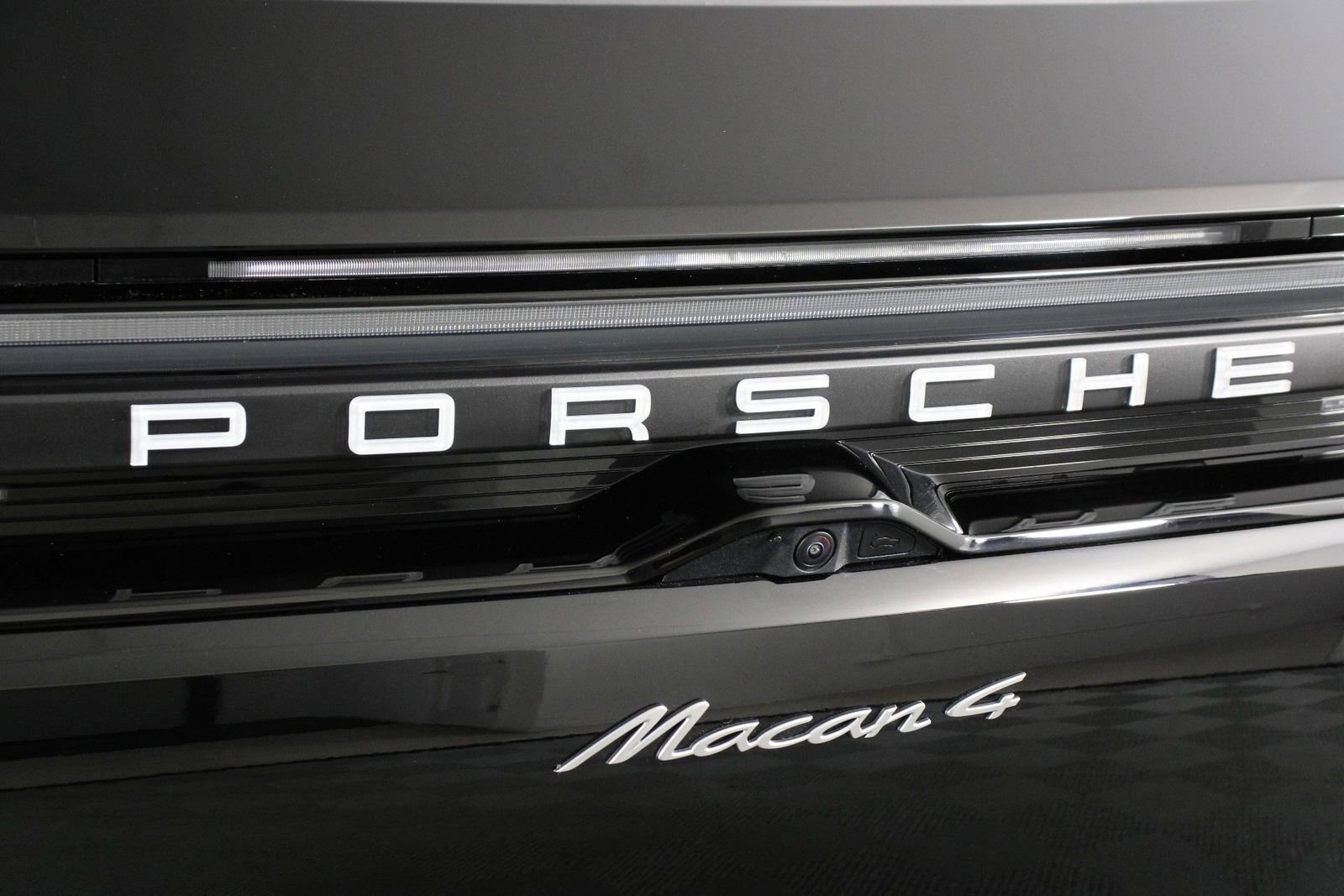 Certified 2025 Porsche Macan 4 Electric AWD/4WD image 22