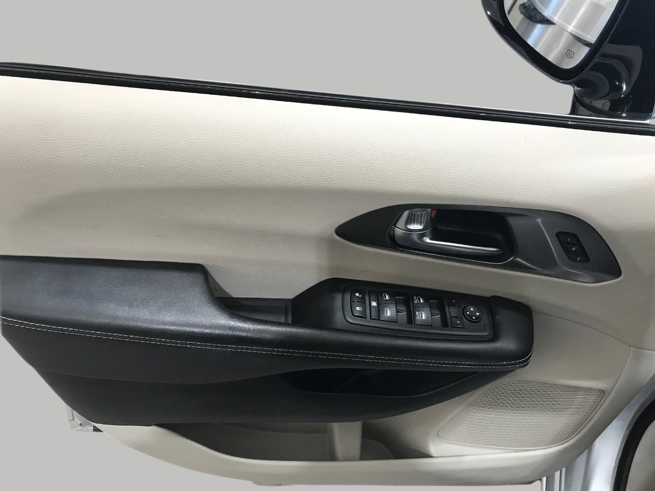 Used 2024 Chrysler Pacifica Touring-L image 34