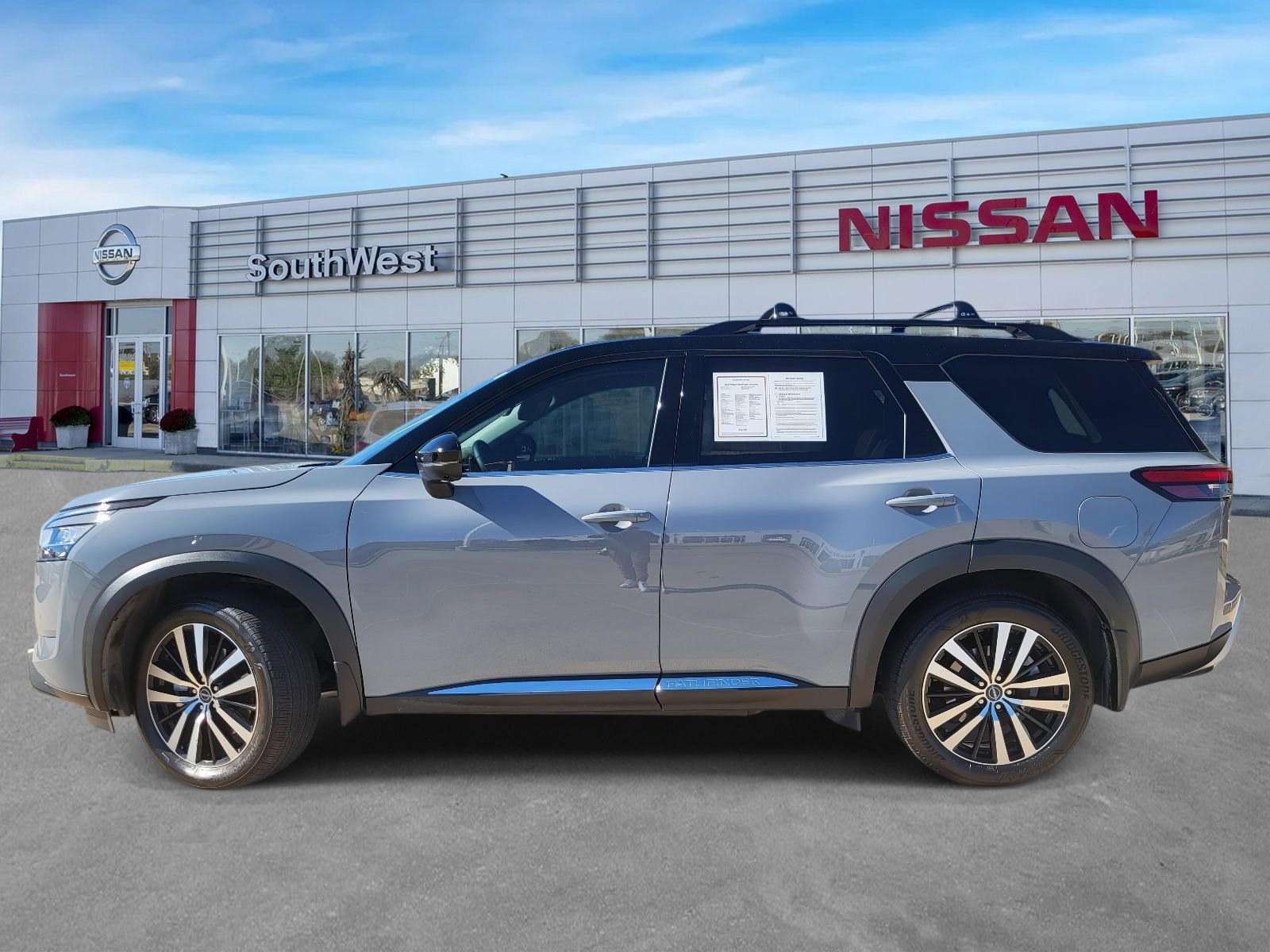 Used 2024 Nissan Pathfinder Platinum w/ Cargo Package image 9