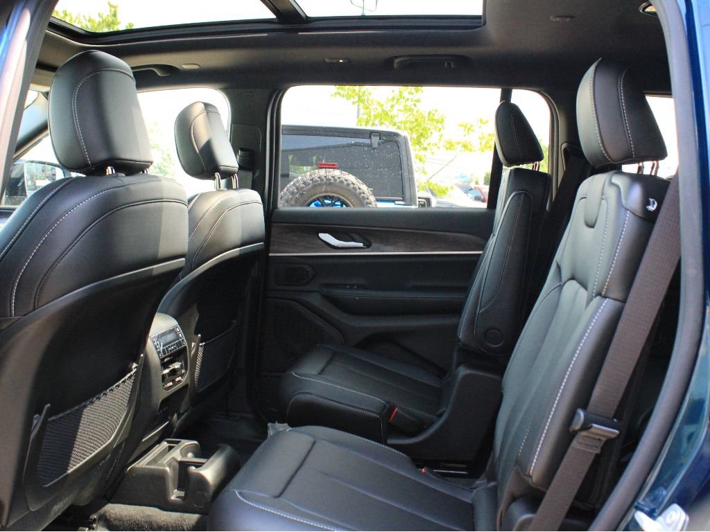 New 2026 Jeep Grand Cherokee L Limited w/ Limited Altitude Package AWD/4WD image 33