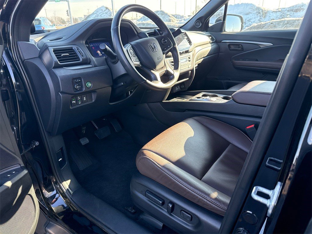 Certified 2025 Honda Passport EX-L image 18