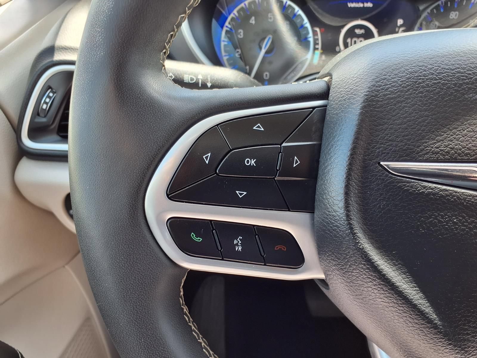 Used 2024 Chrysler Pacifica Touring-L FWD image 15