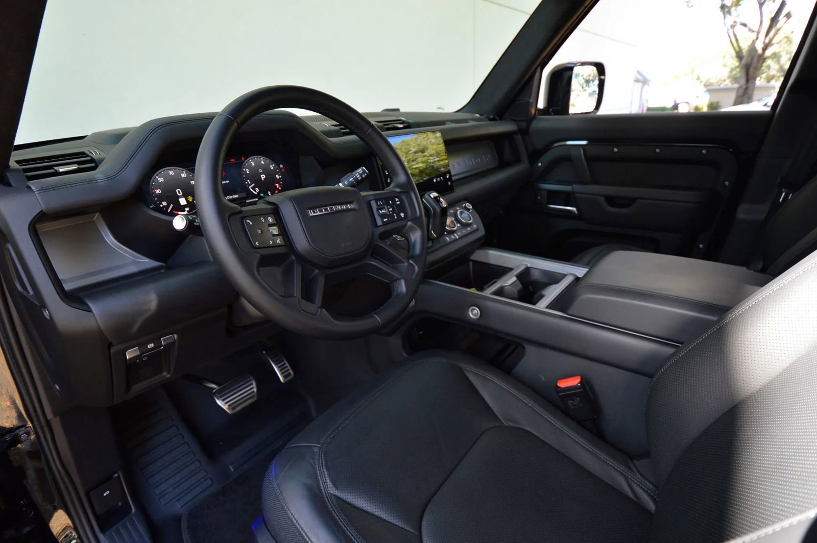 Used 2025 Land Rover Defender 130 V8 image 32