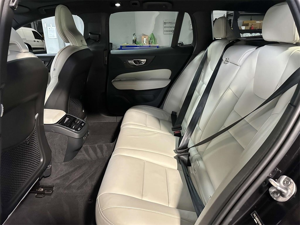 Used 2024 Volvo V60 B5 Cross Country Ultimate image 13