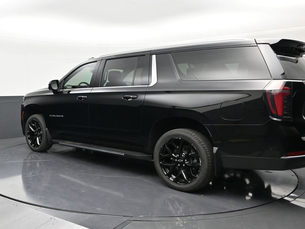Used 2025 Chevrolet Suburban LT RWD image 3