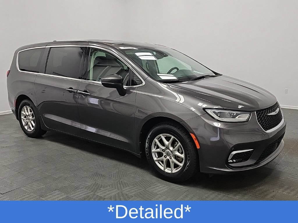Used 2023 Chrysler Pacifica Touring-L FWD image 2