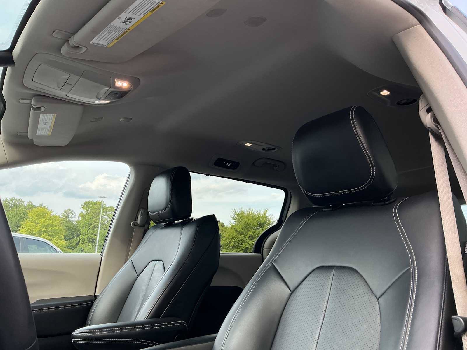 Used 2024 Chrysler Pacifica Touring-L FWD image 23