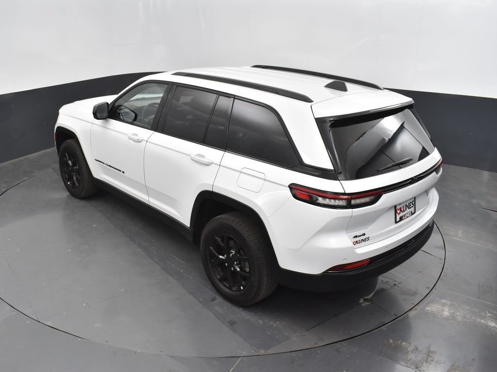 Used 2025 Jeep Grand Cherokee Altitude AWD/4WD image 40