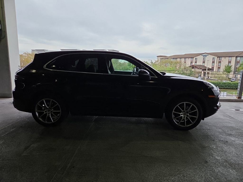 Used 2019 Porsche Cayenne Base image 3
