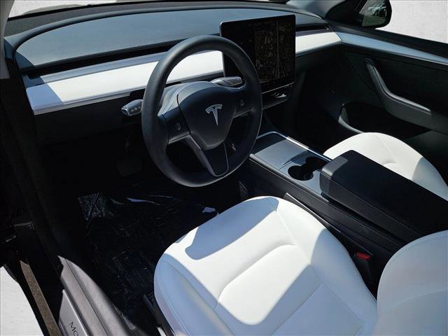 Used 2024 Tesla Model Y 2WD image 10