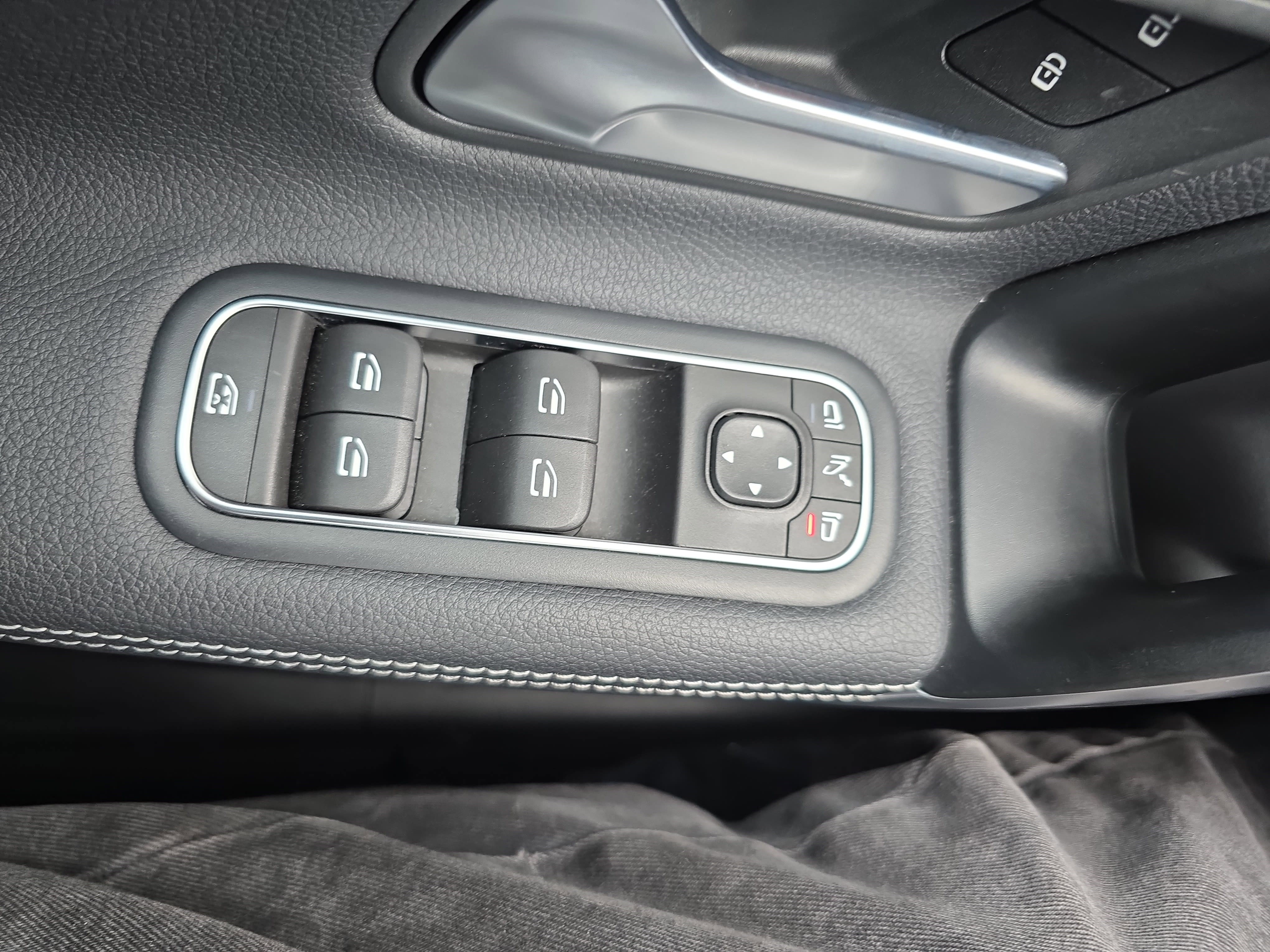 Used 2023 Mercedes-Benz CLA 250 4MATIC w/ Premium Package image 28