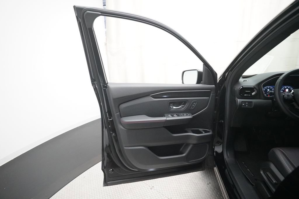 Certified 2025 Honda Pilot Black Edition image 30