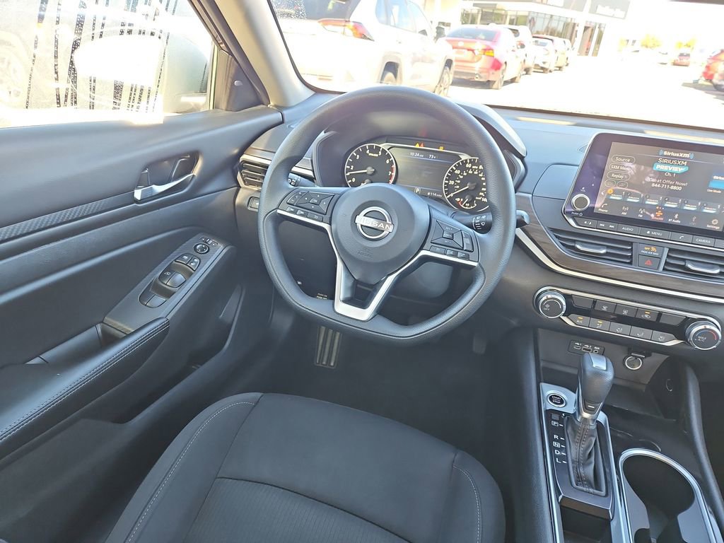 Used 2024 Nissan Altima 2.5 SV image 10
