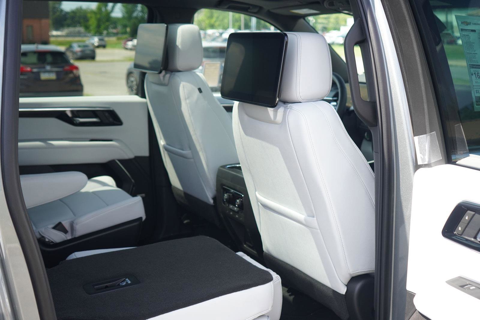 New 2025 Chevrolet Suburban Premier image 30