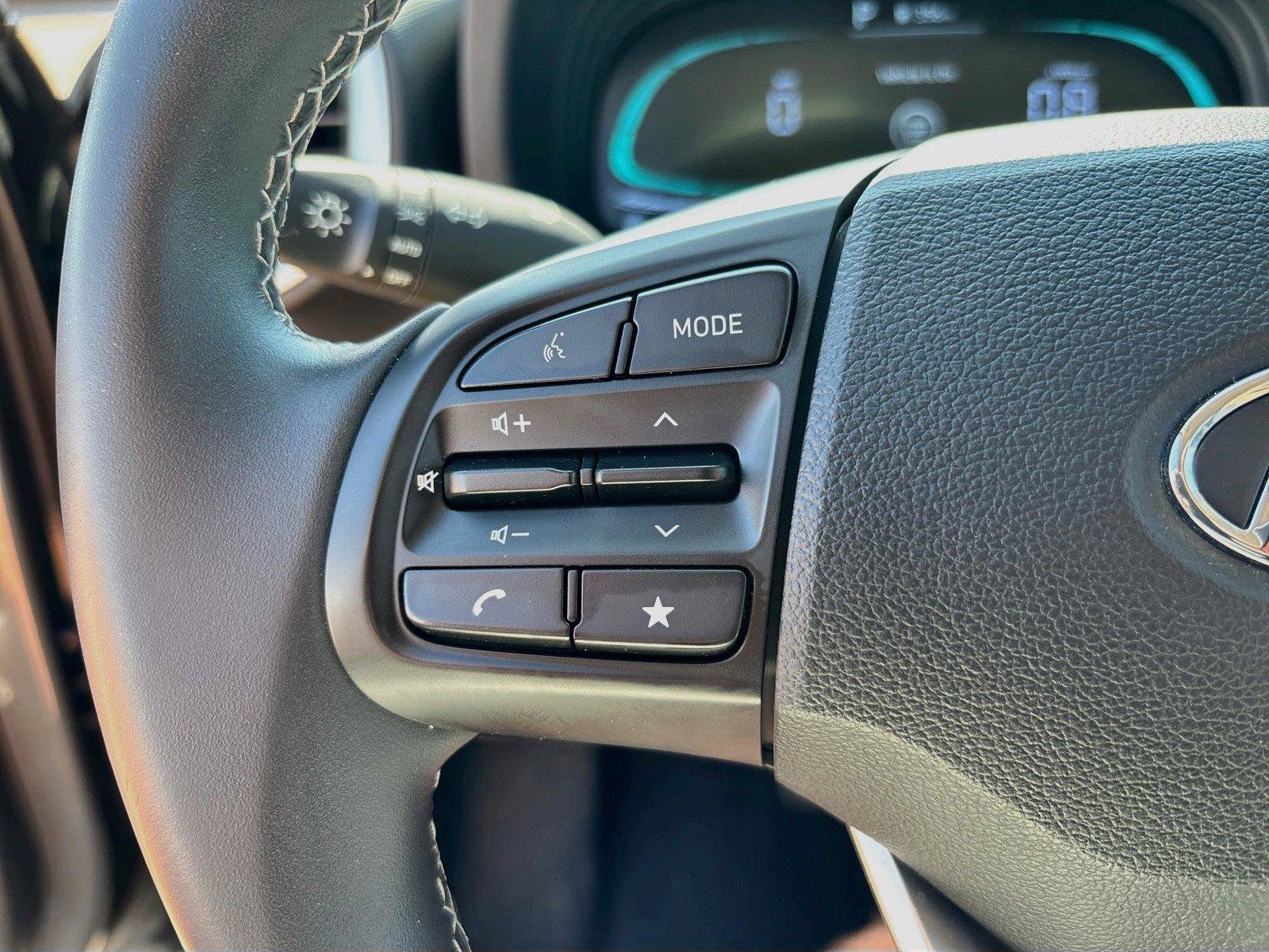 Certified 2025 Hyundai Venue SEL FWD image 33