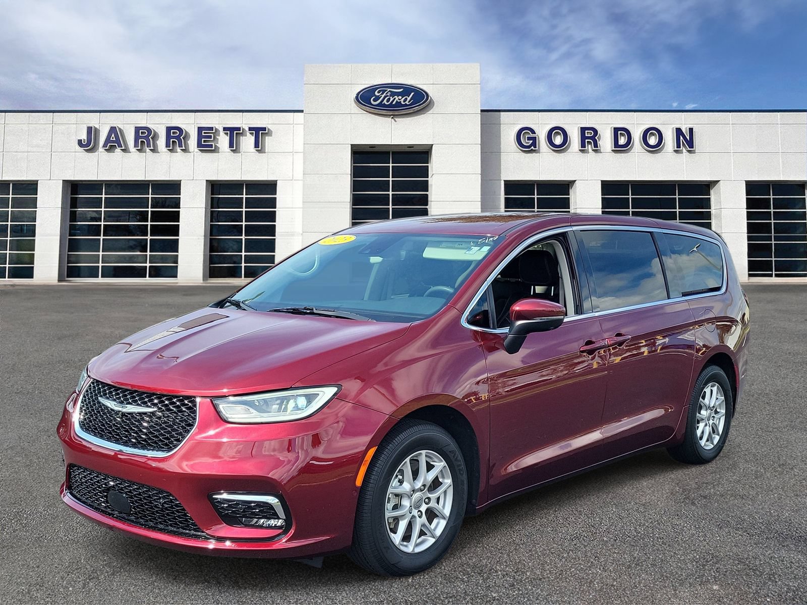 Used 2023 Chrysler Pacifica Touring-L FWD image 2