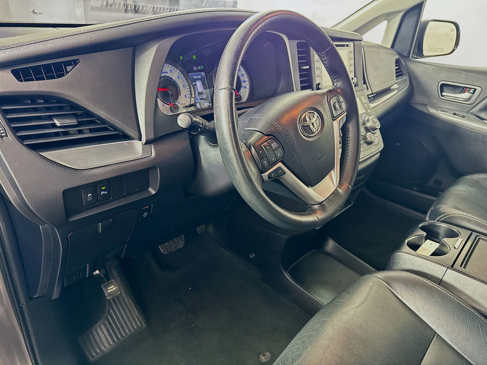 Used 2020 Toyota Sienna SE w/ SE Preferred Package image 7