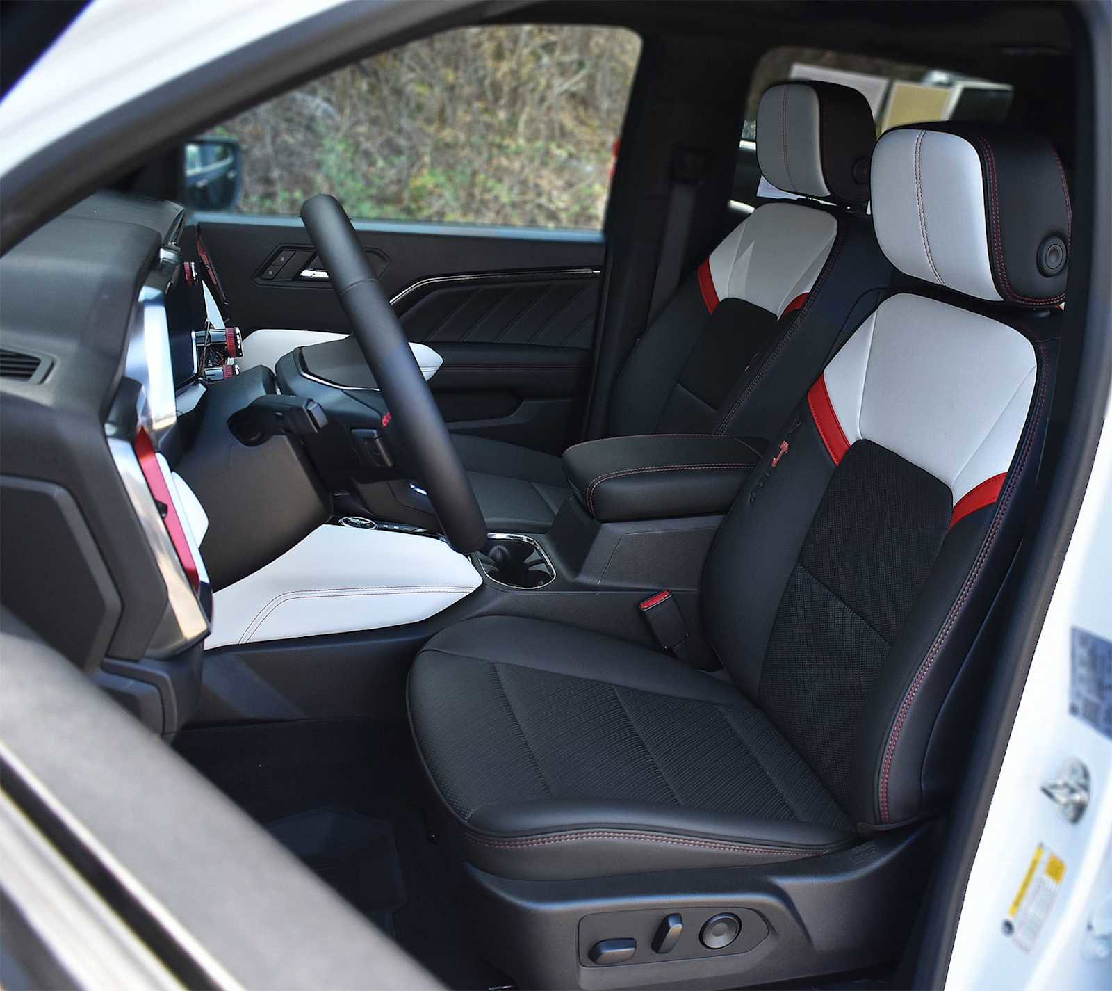 Used 2023 GMC Canyon AT4X image 9