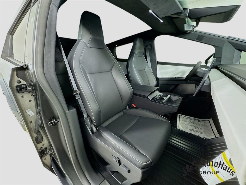 Used 2024 Tesla Cybertruck AWD Crew Cab image 33