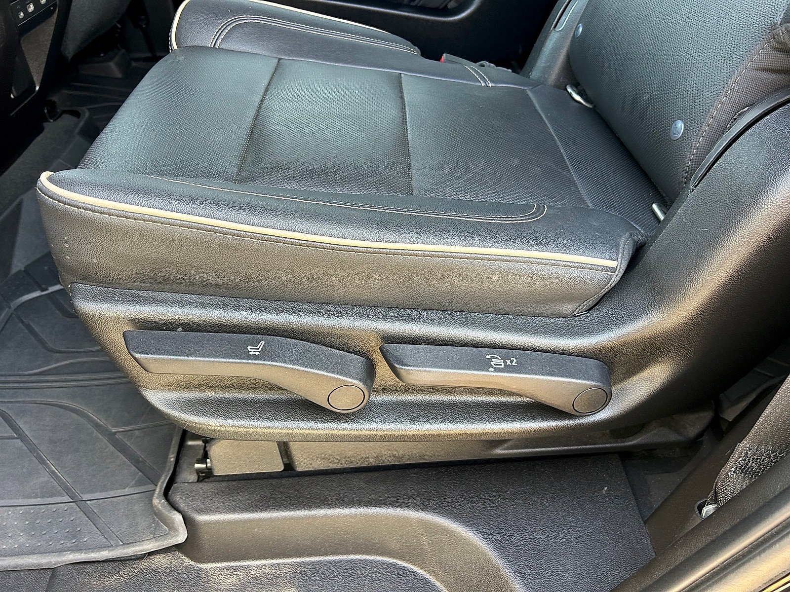 Used 2021 Chevrolet Tahoe Premier w/ Premium Package RWD image 28