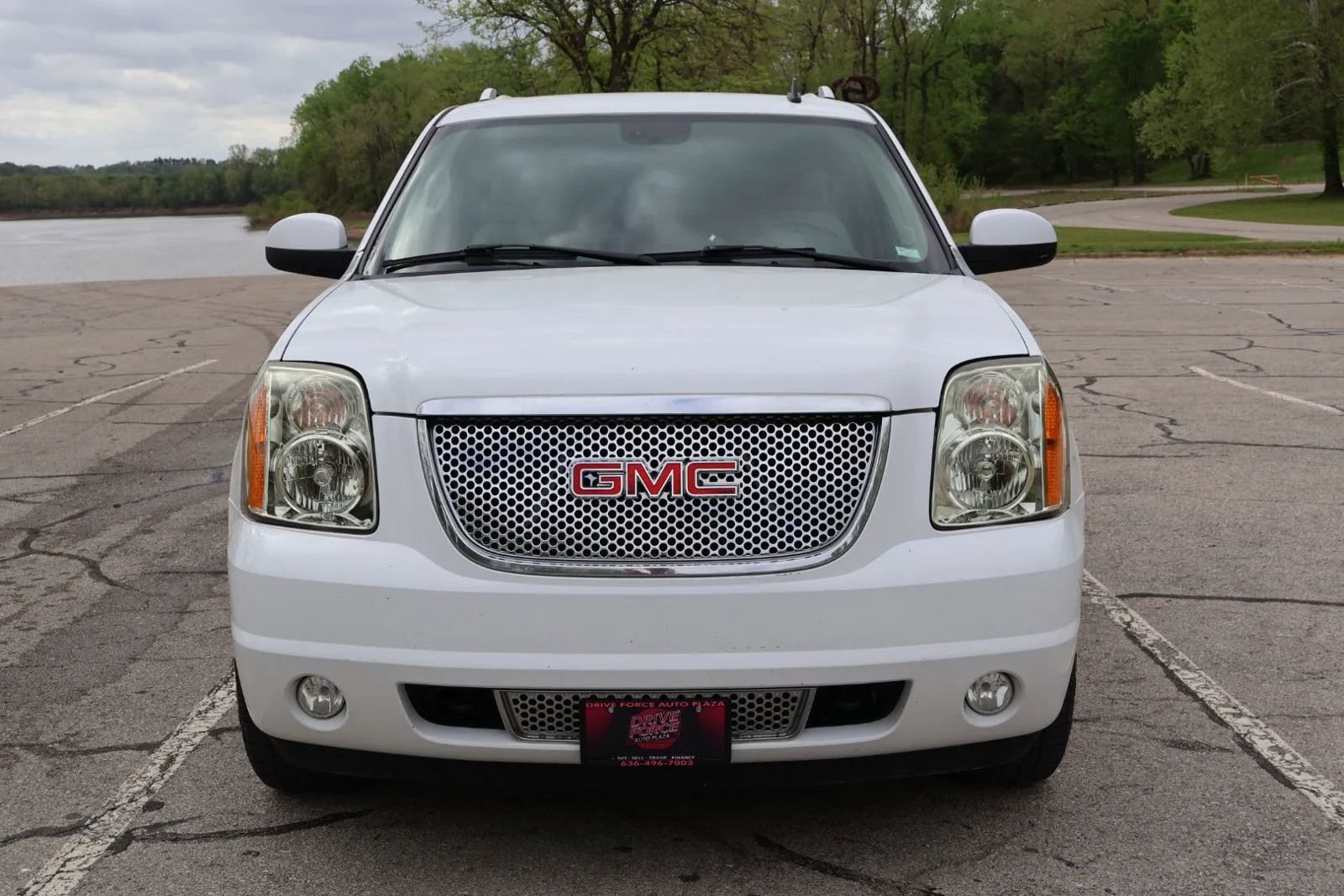 Used 2008 GMC Yukon XL Denali AWD/4WD image 2